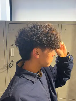 ショート カラー パーマ メンズ 【シャドウパーマ センターパート】義心のヘアスタイル