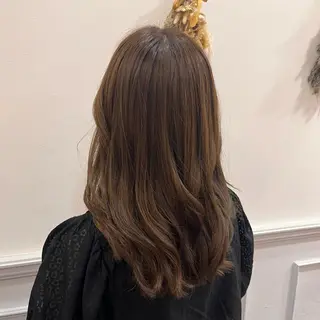 セミロング カラー よしだ しおりのヘアスタイル