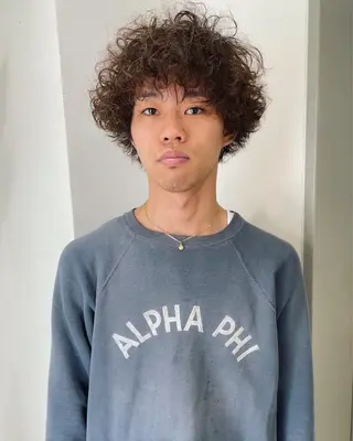 ミディアム パーマ メンズ Loom.所属・村上雅人 ナチュラルモードのヘアスタイル