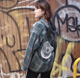 ミディアム カラー ウルフカット／吉村 桃子のヘアスタイル