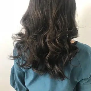 ロング カラー オリーブ/アッシュ やわらか透明感カラーのヘアスタイル