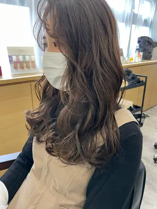 セミロング カラー Emitas.三年坂所属・Emitas.　井上 真奈美のヘアスタイル