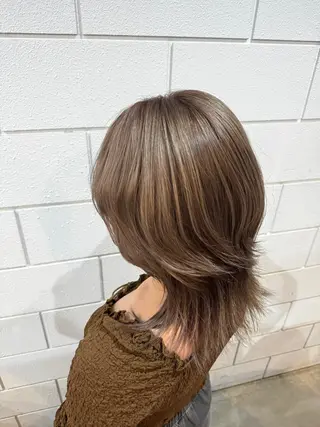 ミディアム 透け感/ハイトーン/ レイヤー/小山田のヘアスタイル