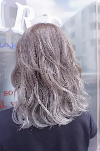 セミロング カラー 鍋田 和見のヘアスタイル
