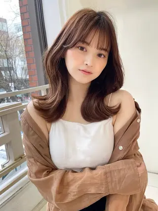 セミロング momo🍑/顔周り カット/透明感カラーのヘアスタイル