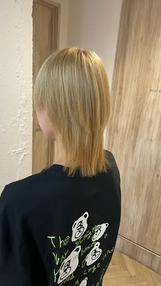 ミディアム 艶カラー/ ストレート/くるみのヘアスタイル