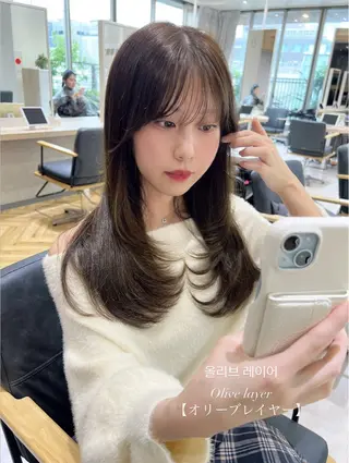 セミロング カラー 韓国🇰🇷レイヤー 映える顔周り🩷のヘアスタイル