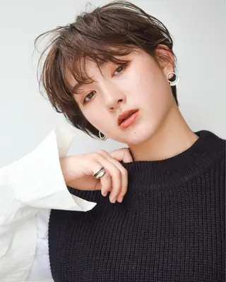 ショート カラー Loom.所属・村上雅人 ナチュラルモードのヘアスタイル