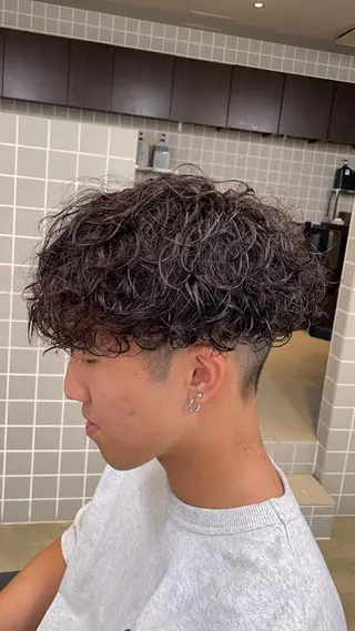 ショート パーマ ヘアアレンジ メンズ 艶カラー の達人のヘアスタイル