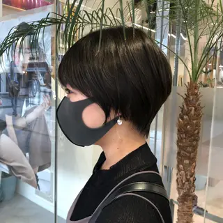 ショート レイヤー/顔まわり カット/地毛風カラーのヘアスタイル