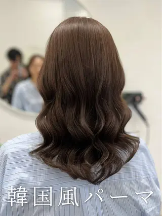 セミロング 波巻きウェーブ 韓国風パーマ 纐纈のヘアスタイル
