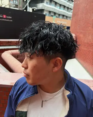 三ノ宮フェザーパーマ 蕃本 啓利のヘアスタイル