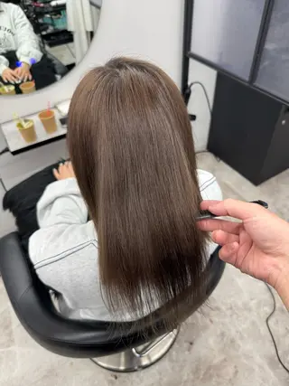 ロング Notoミルクティー グレージュカラーのヘアスタイル