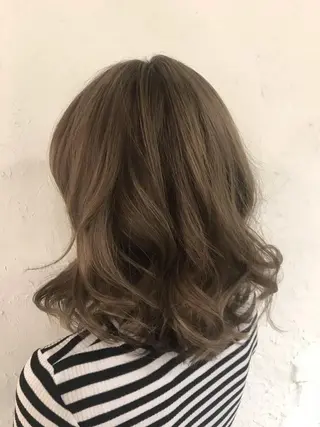 ミディアム カラー 伊藤 優希のヘアスタイル