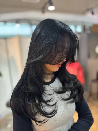 ロング 足立 采弥のヘアスタイル