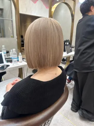 ミディアム カラー ヘアアレンジ karin ボブハイトーンのヘアスタイル
