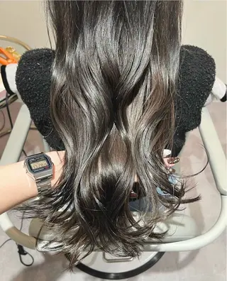 セミロング 金気 真央のヘアスタイル