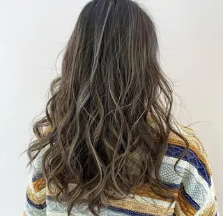 セミロング カラー アダチ コウスケのヘアスタイル