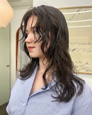 ミディアム レイヤー/ケアパーマ /ニュアンス/モードのヘアスタイル