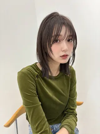 ミディアム カラー 脇野 茉優のヘアスタイル