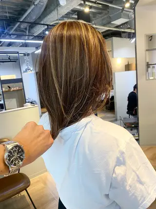 セミロング 白髪ぼかしハイライト ／レイヤー中島啓太のヘアスタイル