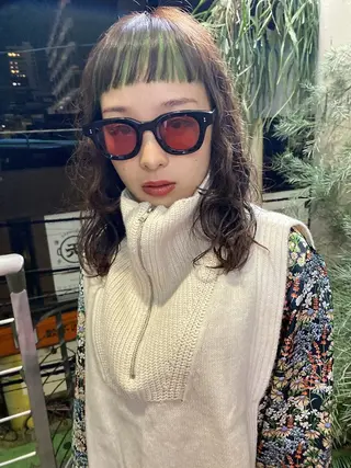 ミディアム カラー 響　インナーカラー イヤリングカラーのヘアスタイル