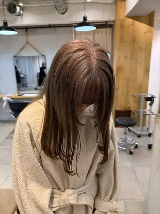 ロング カラー ミルクティー× グレージュMOMOのヘアスタイル