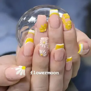 ネイル フラワー ムーンのネイルデザイン