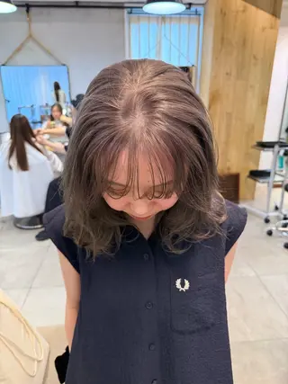 ミディアム カラー ミルクティー× グレージュMOMOのヘアスタイル