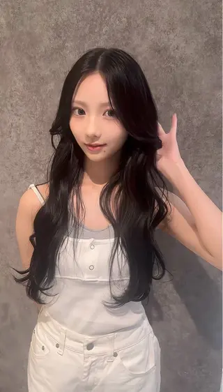 ロング 韓国レイヤーカット 透明感カラー冨田那樹のヘアスタイル