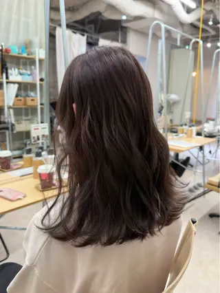 セミロング カラー 辺見 葵のヘアスタイル
