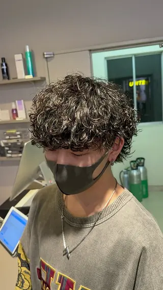 ミディアム パーマ ヘアアレンジ メンズ 顔まわりカット の達人のヘアスタイル