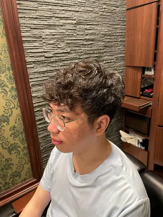 ショート パーマ メンズ プレミアムバーバー赤坂所属・野川 純麗のヘアスタイル