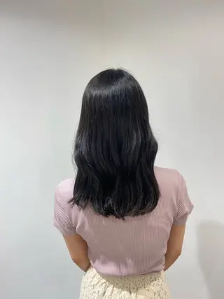 ミディアム カラー i.+OMOTESANDO所属・mei / 艶カラー ミディアム レイヤーのヘアスタイル