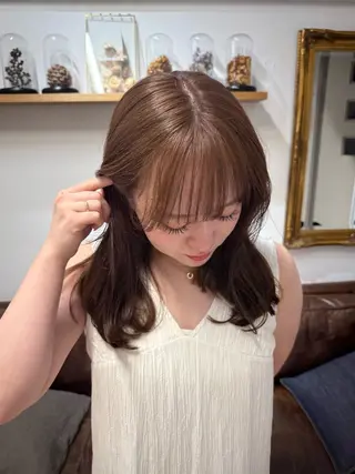 セミロング カラー ミルクティー× グレージュMOMOのヘアスタイル