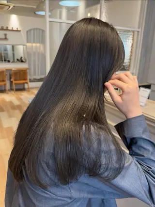 ロング カラー ミルクティー× グレージュMOMOのヘアスタイル