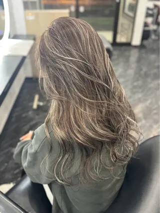 ロング カラー LOHAS 優来(ユラ)のヘアスタイル