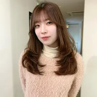 セミロング 松川ヒナ｜韓国レイヤ /耳つぼジュエリーのヘアスタイル