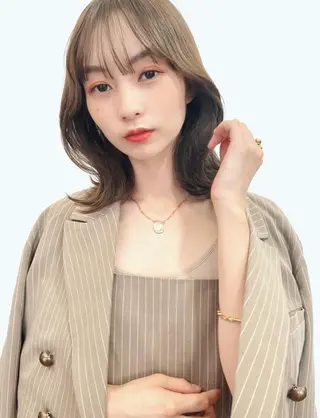 ミディアム カラー レイヤーカット、 大人可愛い　中村美羅のヘアスタイル