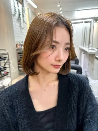 ミディアム カラー 艶髪レイヤー顔周り グレージュ添田晃基のヘアスタイル