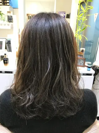 ミディアム カラー 清藤綾/脱白髪染め 白髪ぼかしハイライトのヘアスタイル