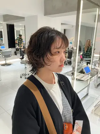 ショート パーマ サキ🤍ハイトーン 🩰くびれ巻きヘアのヘアスタイル