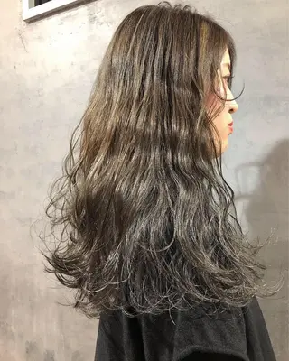 ロング カラー ツキノキ ミナのヘアスタイル