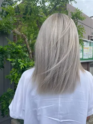 セミロング ブリーチ毛矯正.髪質 改善.髪にドラマをのヘアスタイル