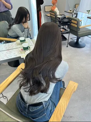 ロング カラー 梅田/ベージュ／ 艶カラー／三宅空翔のヘアスタイル