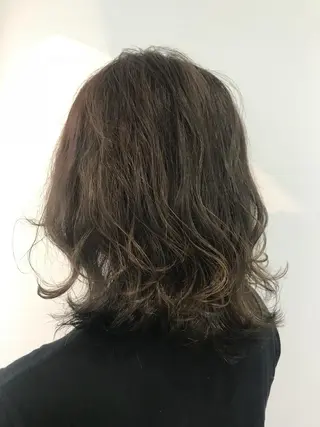 ミディアム カラー いけだ　ひかり ハイライトくびれヘアのヘアスタイル