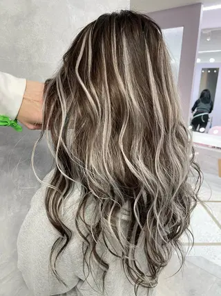 ロング カラー オフホワイトアンドなんば所属・福西 洋斗のヘアスタイル