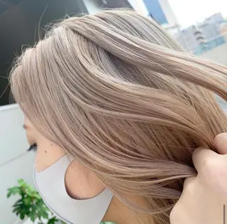セミロング カラー まろやかベージュ／ 大上なおみのヘアスタイル