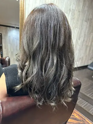 セミロング カラー 庭山 理沙のヘアスタイル