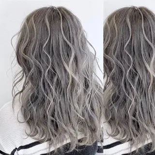 ミディアム カラー JuNブリーチに 縮毛矯正するプロのヘアスタイル